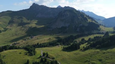 İnsansız hava aracı, canlı dağ tepelerinin hava görüntülerini yavaşça yakalıyor..