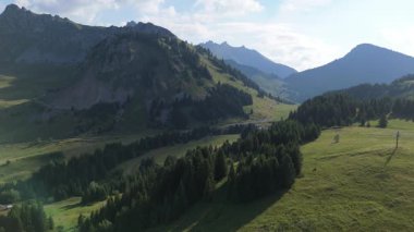 İnsansız hava aracı, canlı dağ tepelerinin hava görüntülerini yavaşça yakalıyor..