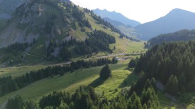 İnsansız hava aracı, canlı dağ tepelerinin hava görüntülerini yavaşça yakalıyor..