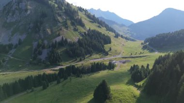 Yavaşça uçan İHA 'lar görkemli dağlardaki hava görüntülerini kaydediyor.. 