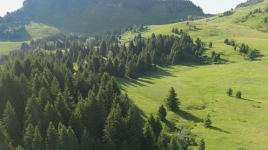 İnsansız hava aracı, dağların çevresinin ve manzarasının hava görüntülerini yavaşça yakalıyor 