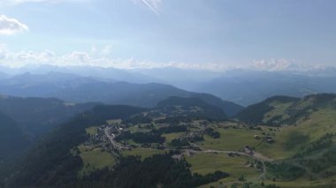Avrupa 'nın tepeli dağlarının yatay hava aracı videosu.