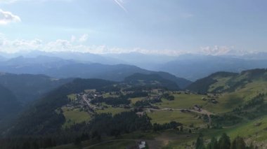 Yavaşça uçan İHA 'lar görkemli dağlardaki hava görüntülerini kaydediyor.. 
