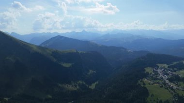 Avrupa 'nın tepeli dağlarının yatay hava aracı videosu.