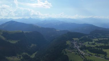 Yavaşça uçan İHA 'lar görkemli dağlardaki hava görüntülerini kaydediyor.. 