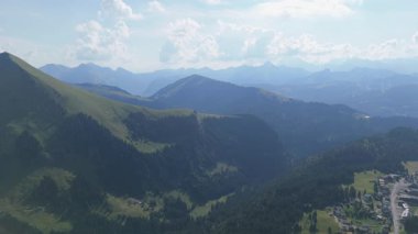 Drone dağların manzaralarını yakalıyor 