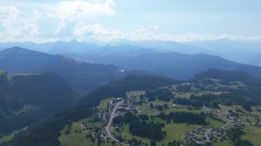 Drone dağların manzaralarını yakalıyor 