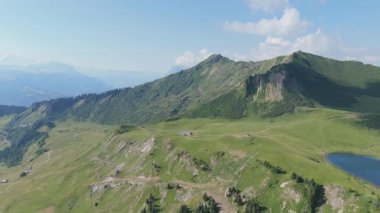 Dağlardaki görkemli göl manzarası. Bulutlu gökyüzü 