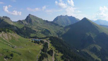 Dağlardaki görkemli göl üzerinde bulutlarla dolu gökyüzü. hava aracı videosu 