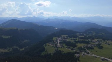 Görkemli insansız hava aracı görüntüleri. dağların zirvesi tepelerde küçük bir köy  