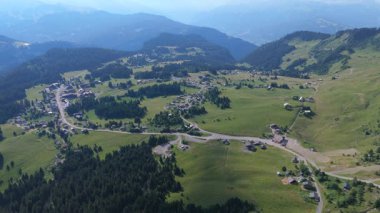 İnsansız hava aracı, heybetli dağ tepelerinin hava görüntülerini yavaşça yakalıyor..