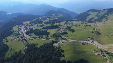 Yatay hava manzarası. Avrupa dağlarının görkemli insansız hava aracı videosu. 