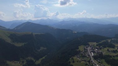 İnsansız hava aracı, heybetli dağ tepelerinin hava görüntülerini yavaşça yakalıyor..