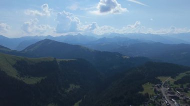 Yatay hava manzarası. Avrupa dağlarının görkemli insansız hava aracı videosu. 