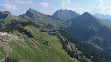 Yatay hava manzarası. Avrupa dağlarının görkemli insansız hava aracı videosu. 