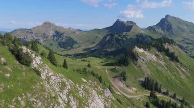 Görkemli insansız hava aracı görüntüleri. Orman ağaçlı dağlar 