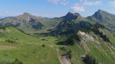 İnsansız hava aracı, heybetli dağ tepelerinin hava görüntülerini yavaşça yakalıyor..