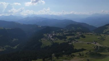 İnsansız hava aracı dağların tepe manzaralarını yakalıyor 