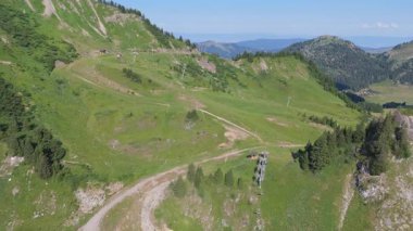 Görkemli insansız hava aracı görüntüleri. Orman ağaçlı dağlar 