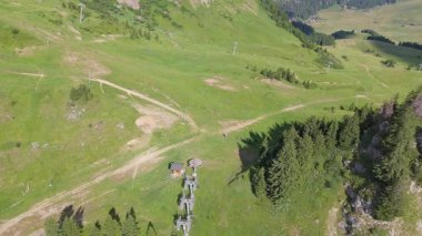 Görkemli insansız hava aracı görüntüleri Avrupa dağlarının ve tepelerin yatay hava manzarasını gösteriyor..