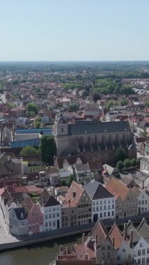 İnsansız hava aracı Avrupa şehir binalarını yakalıyor. dikey video 