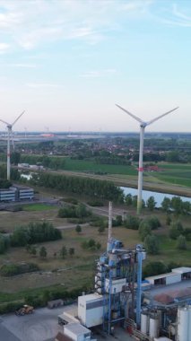 İnsansız hava aracı videosu: dönen türbinli rüzgar çiftliği, alternatif yenilenebilir enerji altyapısı.