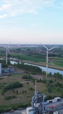 İnsansız hava aracı videosu: dönen türbinli rüzgar çiftliği, alternatif yenilenebilir enerji altyapısı.