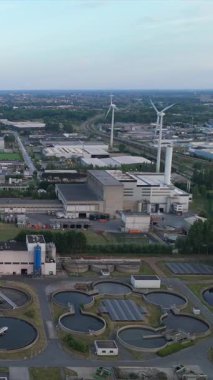 İnsansız hava aracı videosu: dönen türbinli rüzgar çiftliği, alternatif yenilenebilir enerji altyapısı.