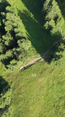 İnsansız hava aracı videosu. Avrupa manzarasının hava perspektifi, görkemli yuvarlanan dağlar ve yemyeşil tepeler 