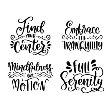 Eflatun bir arkaplanda gösterilen dört el çizimi harf eşsiz ve sanatsal bir yazı tipi yaratıyor. Markalaşma, grafikler, logolar, olaylar ve çizimler için mükemmel