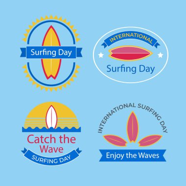 Mavi arka planda dört sörf günü logosu.