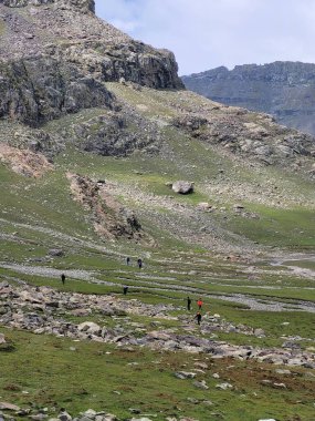 Dağlı ve mavi gökyüzü olan dağ manzarası