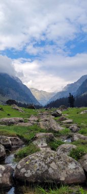 Dağları ve bulutları olan güzel bir manzara