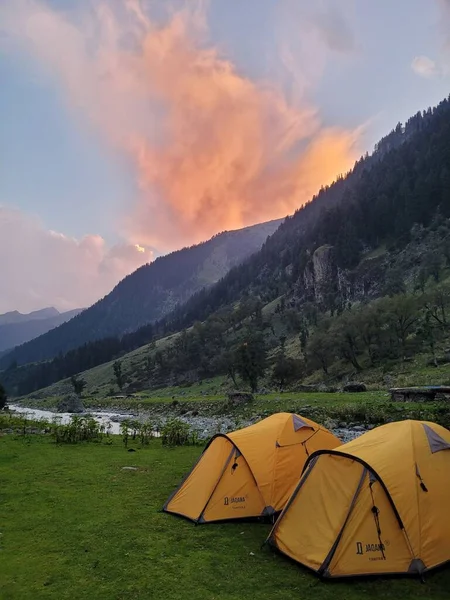 Dağlarda Kamp Çadırı — Stok fotoğraf