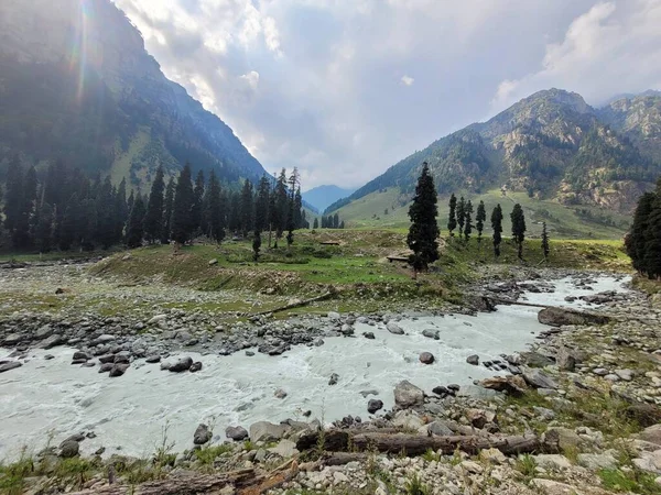 Wunderschöne Landschaft Mit Einem Fluss Und Einer Bergkette — Stockfoto