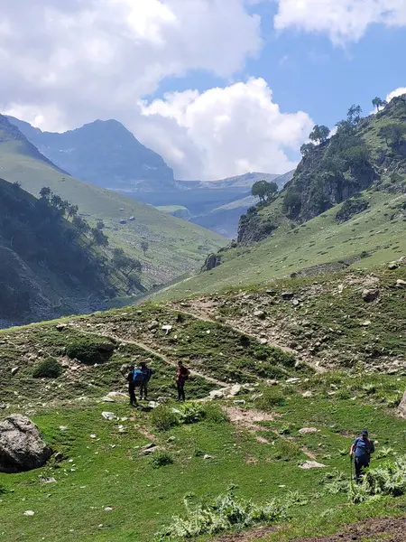 Dağlı ve mavi gökyüzü olan dağ manzarası