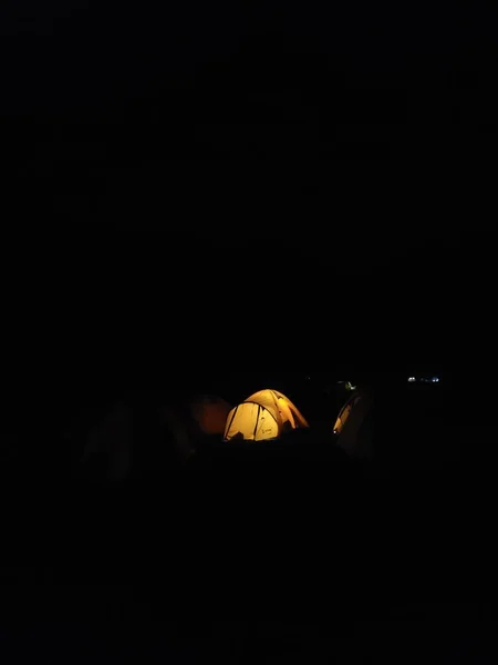 Человек Палатке Рюкзаком Звездой Фоне Ночного Неба — стоковое фото