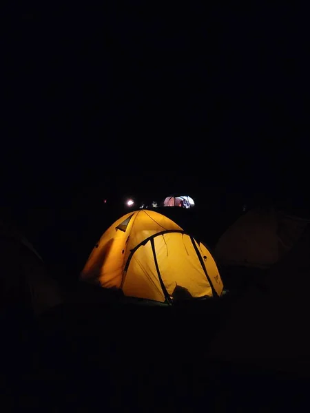 山上的野营帐篷 — 图库照片