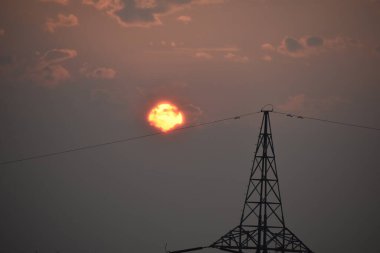 Denizin üzerinde gün batımı