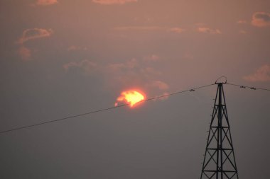 Binanın arka planında gün batımı