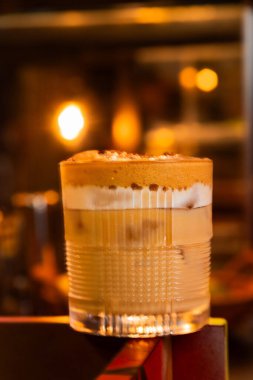 Tahta bir masanın üzerindeki pastayı kapat.