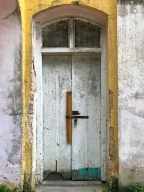 Mimari ve arka plan - Perak, Malezya 'da bulunan kapalı eski beyaz ahşap bir kapının arka planı.