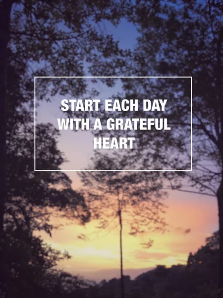 Texto Motivacional Inspirador Empieza Cada Día Con Corazón Agradecido Escrito — Foto de Stock