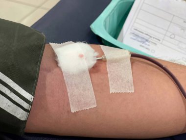 Kan almak için sol koluna saplanan iğneli tüpü kapat..