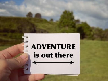 Motive edici ve ilham verici bir ifade. Macera orada bir not defterinde yazılı. Bulanık stil arkaplanlı.