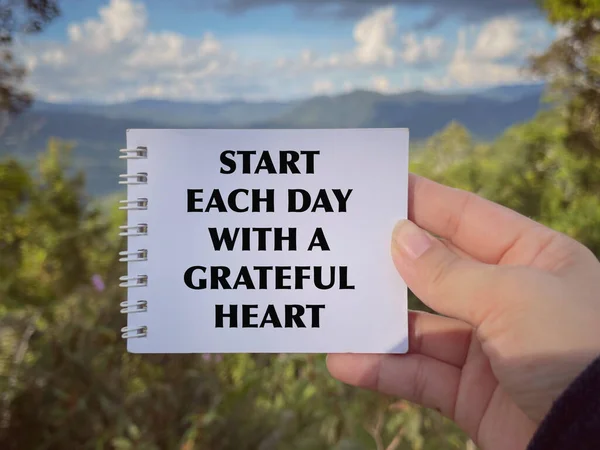 Texto Motivacional Inspirador Empieza Cada Día Con Corazón Agradecido Con — Foto de Stock