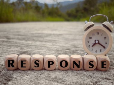 Tahta bloklara yazılmış bir söz. Bulanık stil arkaplanlı.