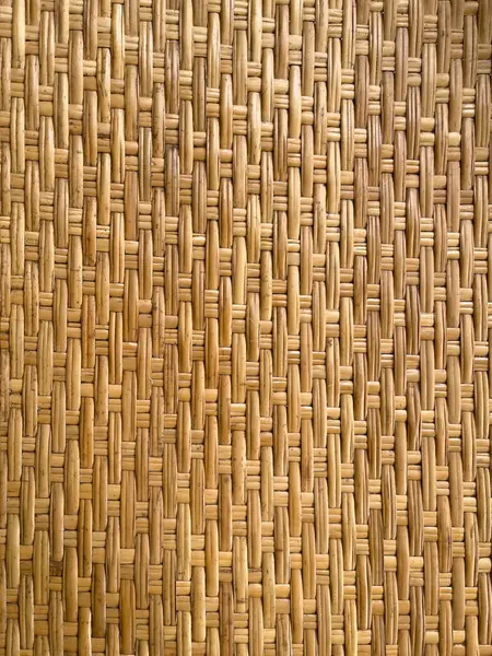 Arka plan ve doku konsepti. Örülmüş bambu derisinden yapılmış sepet tepsisinin dokusunu kapat. Sanatsal değeri olduğu kadar faydaları da olan eşsiz bir tasarımı gösteriyor..