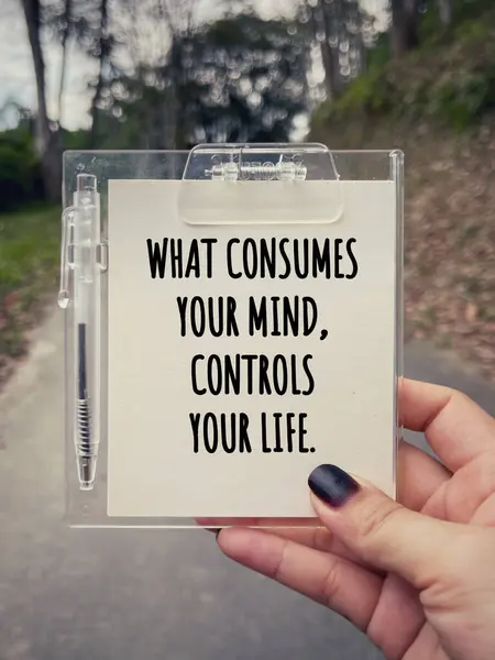 Palavras Motivacionais Inspiradoras Que Consome Sua Mente Controla Sua Vida — Fotografia de Stock