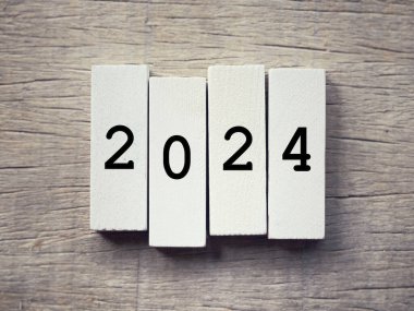 Yeni Yıl Kutlama Konsepti. Tahta bloklara yazılmış 2024 sayısı. Bulanık stil arkaplanlı.